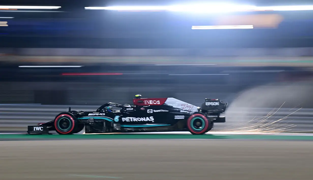 Valtteri Bottas telah mengamankan posisi ketiga di klasemen Formula 1 2021 usai finis urutan ketiga di GP Arab Saudi. Ia mendapatkan podium setelah menyalip Esteban Ocon tepat sebelum mencapai garis finis. Hal tersebut merupakan kali kedua Bottas finis dramatis. (AFP/Andrej Isakovic)