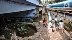 Warga bersantai di taman kolong jembatan Pegangsaan, Jakarta, Minggu (7/2/2021). Penataan taman di kolong Jembatan Pegangsaan rampung dibangun yang kini telah dilengkapi tanaman hias, kolam ikan, mural, lampu warna-warni dan area untuk interaksi warga. (merdeka.com/Iqbal S Nugroho)