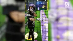 Gara-gara terkena lemparan bola bisbol, seorang wanita harus dilarikan ke rumah sakit lantaran hidungnya patah.