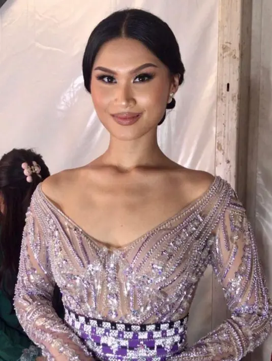 Puteri Indonesia Berbakat 2023 Veronica Angelina mengenakan kebaya modern model off shoulder dan kain tapis khas Lampung dari ANAZ. [Instagram/akbarbahary_]