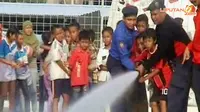 [VIDEO] Liburan Seru di Surabaya, Bocah Jadi Pemadam Kebakaran