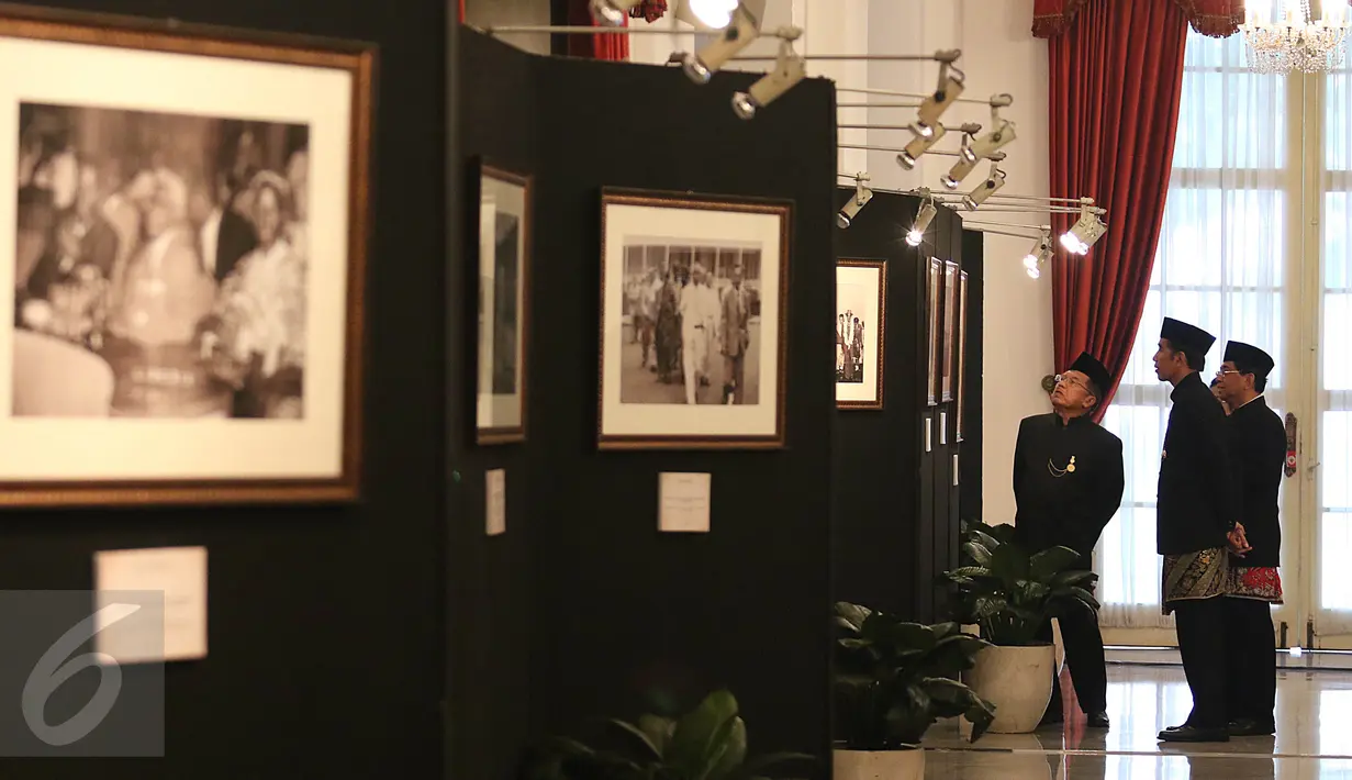 Presiden Joko Widodo (Jokowi) didampingi Wapres Jusuf Kalla melihat pameran foto peringatan Konferensi Asia Afrika (KAA) ke-62 di Istana Negara, Jakarta, Selasa (18/4). Pameran foto itu berisi kegiatan KAA 62 tahun yang lalu. (Liputan6.com/Angga Yuniar)