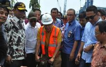 Aksi Menko Rizal Ramli bongkar jalan yang tutupi rel di Priok