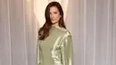 Grace Gummer mengenakan gaun Dior berbahan sutra warna hijau pastel dan emas, yang dipercantik dengan detail kain tule yang halus serta aksen pita di bagian samping. Ditambah dengan pulasan makeup dari Dior Beauty. / Foto dok: Dior.
