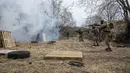 Prajurit Ukraina dari Brigade Terpisah ke-103 Pertahanan Teritorial Angkatan Bersenjata, menembakkan senjata mereka, selama latihan, di sebuah lokasi yang dirahasiakan, dekat Lviv, Ukraina barat, Selasa, 29 Maret 2022. (AP Photo/Nariman El- Mofty)