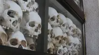 Tumpukan tulang tengkorak manusia yang menjadi korban pemusnahan massal di Choeung Ek, Kamboja. (Bola.com/Zulfirdaus Harahap)