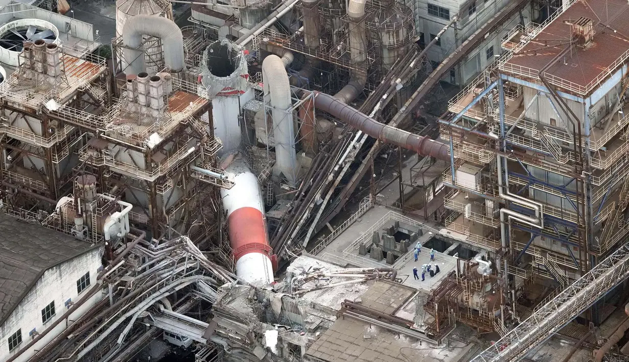 Gambar udara ini menunjukkan cerobong asap di Pabrik Yatsushiro milik Nippon Paper Industries yang runtuh akibat gempa bumi di Yatsushiro, Prefektur Kumamoto, Selasa, 28 Juli 2026. (Kyodo News via AP)
