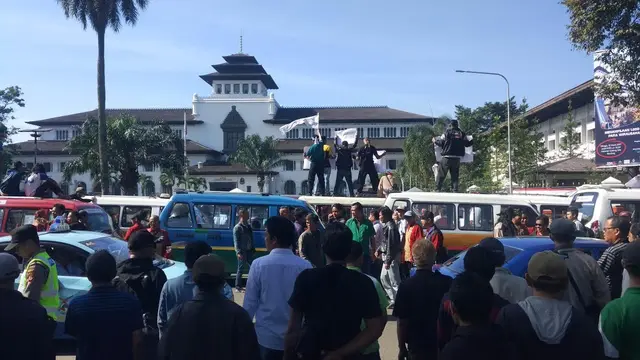 Angkot mogok massal tolak taksi online Bandung