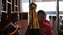 Trofi Piala Jenderal Sudirman siap diarak dari Purbalingga kota kelahiran Panglima Besar Jenderal Sudirman menuju Jakarta . (Bola.com/Nicklas Hanoatubun)