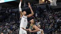 Duel Rudy Gobert melawan Victor Wembanyama di NBA 2023/2024 (AP)