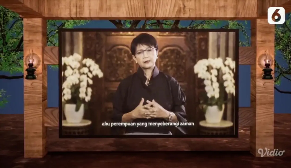 Menteri Luar Negeri Retno Marsudi sebagai Tokoh Perempuan Inspiratif membacakan puisi pada acara Anugerah Perempuan Hebat 2021 yang digelar secara daring. (Liputan6.com)