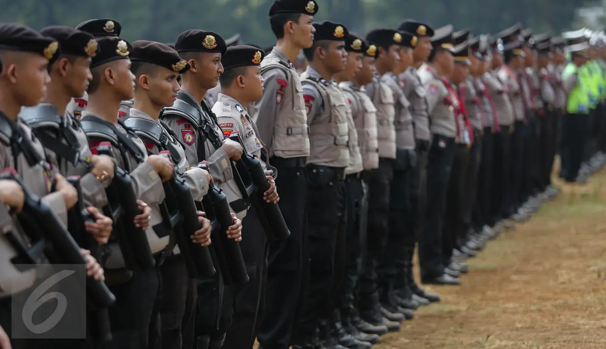 Polda Metro Jaya menggelar apel di Lapangan Banteng, Jakarta, Minggu (2/8/2015). Apel tersebut terkait persiapan konferensi organisasi kepala kepolisian ASEAN (ASEANAPOL) ke-35 dan Indonesia ditunjuk sebagai tuan rumah. (Liputan6.com/Faizal Fanani)