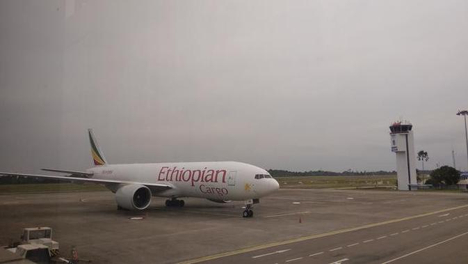 Pemeriksaan terhadap awak Pesawat B 7777 F kargo Ethiopian Airlines yang dipaksa mendarat masih terus berlanjut. (Liputan6.com/ M Syukur)