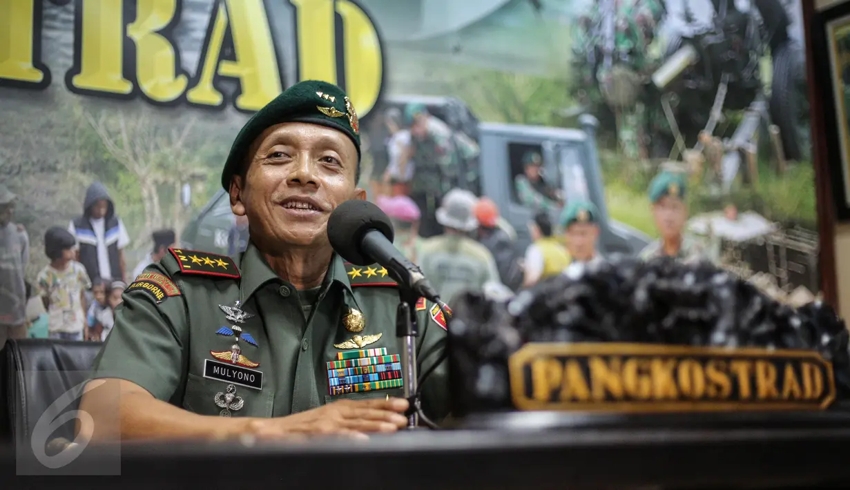 Pangkostrad Letnan Jenderal Mulyono memberikan keterangan terkait kasus penusukan anggota Brigif L-3/k di Media Center Kostrad, Jakarta, Senin (13/7). Mulyono menyerahkan sepenuhnya pengusutan kasus tersebut kepada kepolisian. (Liputan6.com/Faizal Fanani)