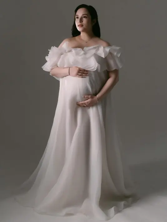 Perempuan 31 tahun itu tampil anggun berbalut off shoulder dress sutra dengan neckline ruffle. Gaun putih dari Monalease itu menjuntai ke bawah yang sukses bikin Chelsea terlihat elegan [@chelseaislan]