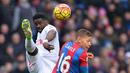 Pemain Liverpool, Kolo Toure (kiri) menghalau bola dari kejaran pemain Crystal Palace, Dwight Gayle pada lanjutan liga Inggris 2015-2016 di Stadion Selhurts Park, Minggu (6/3/2016) malam WIB. (AFP/Glyn Kirk)