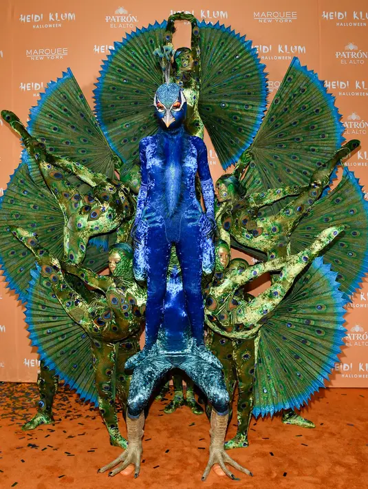 <p>Saat berpose di karpet merah, mereka saling bertumpuk untuk membentuk binatang ini. (Photo by Evan Agostini/Invision/AP)</p>