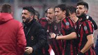 Pelatih AC Milan, Giancarlo Gonzalez bersama timnya merayakan kemenangan atas Bologna dalam lanjutan pekan ke-16 Liga Italia di Stadion San Siro, Senin (11/12) dini hari. AC Milan menang tipis 2-1 atas Bologna. (AFP PHOTO / MARCO BERTORELLO)