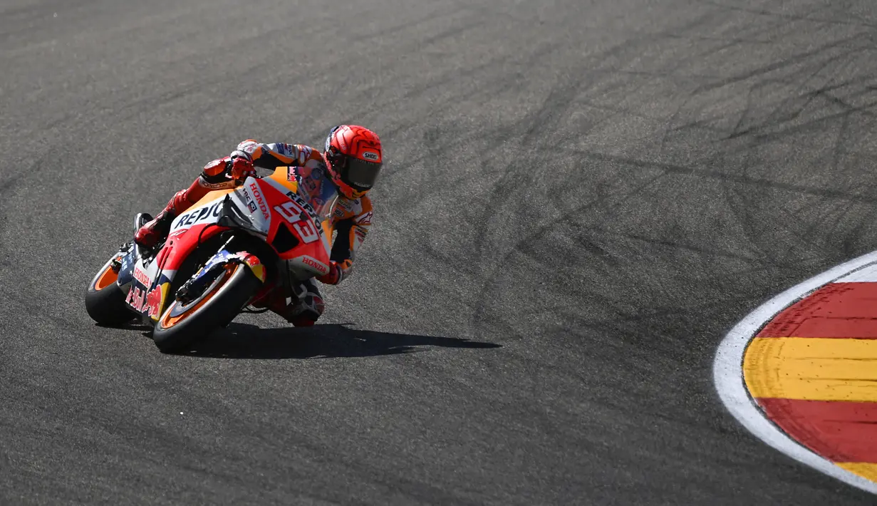 Pembalap Repsol Honda Marc Marquez memacu kecepatan sepeda motornya pada sesi latihan bebas kedua balapan MotoGP Aragon 2022 di sirkuit Motorland di Alcaniz, Spanyol, Jumat (16/9/2022). Pembalap Spanyol itu berhasil mengakhiri FP2 MotoGP Aragon 2022 dengan menempati peringkat kedelapan.(PIERRE-PHILIPPE MARCOU / AFP)