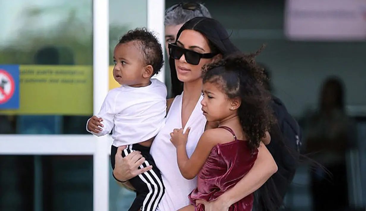 Ketangguhan sebagai seorang wanita beberapa kali terlihat dari sosok Kim Kardashian. Pernah menjadi korban perampokan beberapa bulan lalu, kini Kim hadir sebagai seorang ibu yang kuat untuk kedua anaknya, Saint dan North West. (doc.dailymail.com)