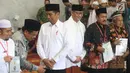 Presiden Joko Widodo saat membagikan sertifikat tanah wakaf di Masjid Raya Bani Umar, Tangerang Selatan, Jumat (22/2). Jokowi membagikan 351 sertifikat tanah wakaf untuk musala, tempat pendidikan dan pesantren. (Liputan6.com/Angga Yuniar)