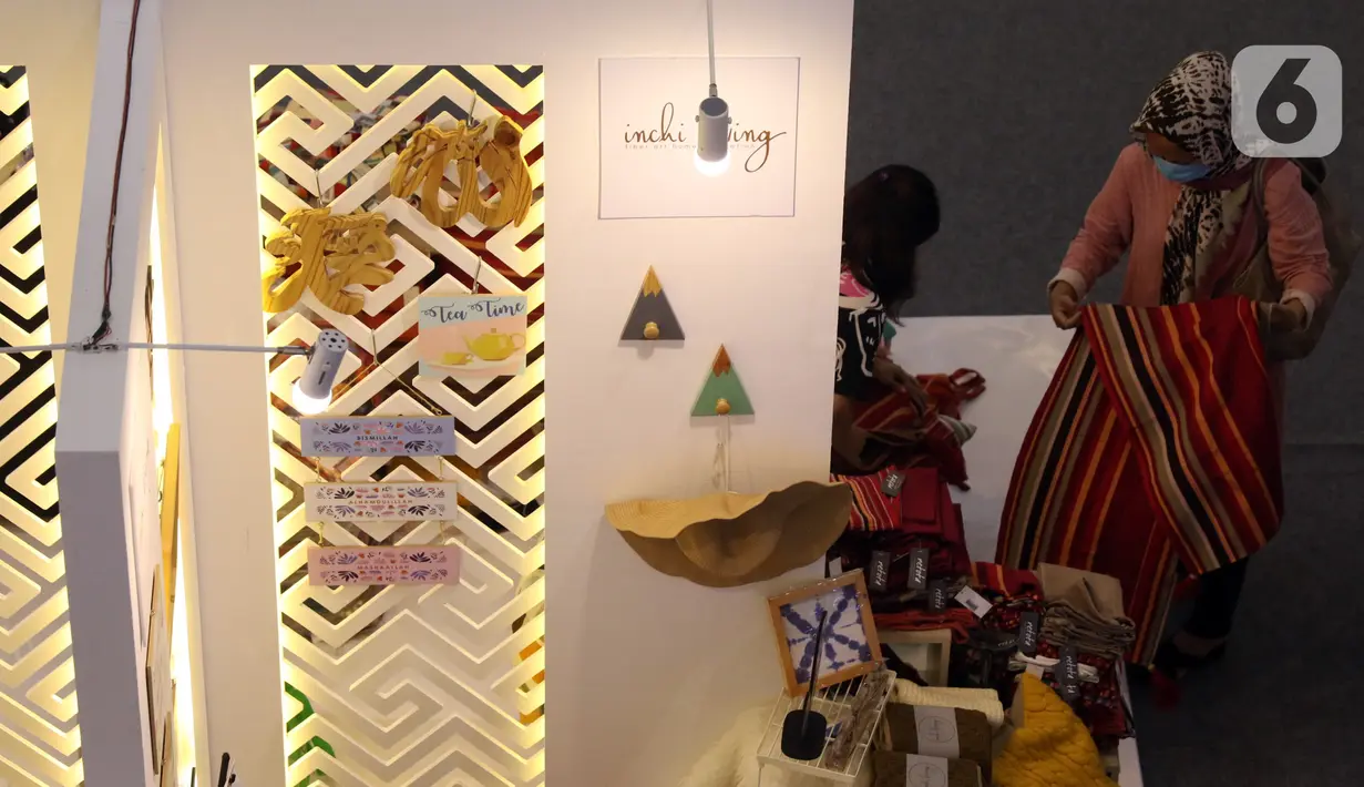 Pengunjung mengamati kerajinan tangan rumahan dalam pameran Creative Culture Home di Sumarecon Mal Serpong, Tangerang, Banten, Selasa (27/10/2020). Pameran ini digelar guna mendukung para pelaku seni tetap kreatif dan produktif dalam berkarya di masa pandemi COVID-19. (Liputan6.com/Angga Yuniar)