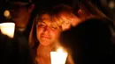 Ekspresi seorang wanita saat mengikuti aksi solidaritas terhadap penembakan masal di Umpqua Community College, Roseburg, Oregon, (1/ 10/2015). Penembakan tersebut menewaskan 9 orang dan melukai tujuh orang lainnya. (REUTERS/Steve DiPaola)