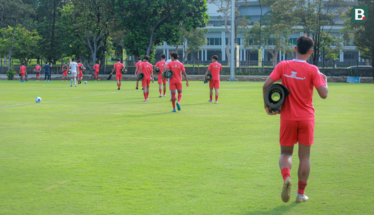Total sebanyak 26 pemain hadir dalam latihan yang berlangsung di Lapangan A, Kompleks Stadion Utama Gelora Bung Karno (SUGBK), Senayan, Jakarta, Jumat (24/04/2026) sore WIB. (Bola.com/Bagaskara Lazuardi)