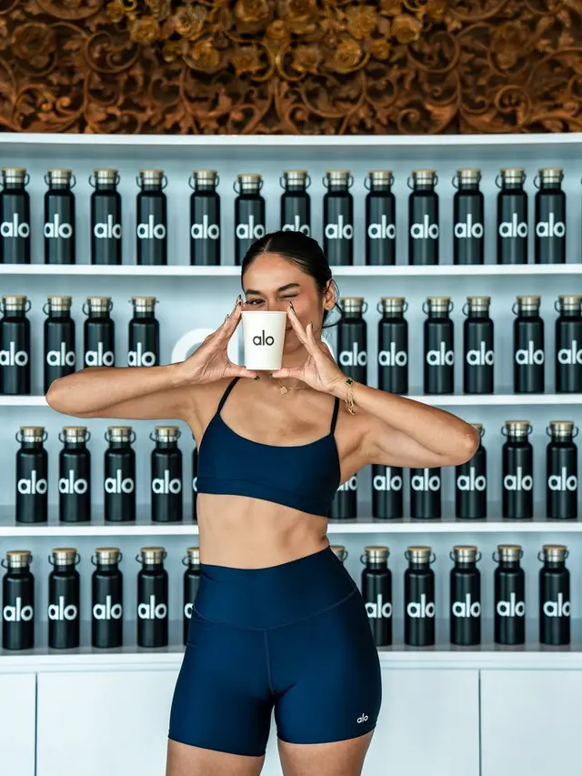 Potret Tubuh Kekar Hana Malasan Berbalut Athleisure Saat Yoga Bareng Kekasih