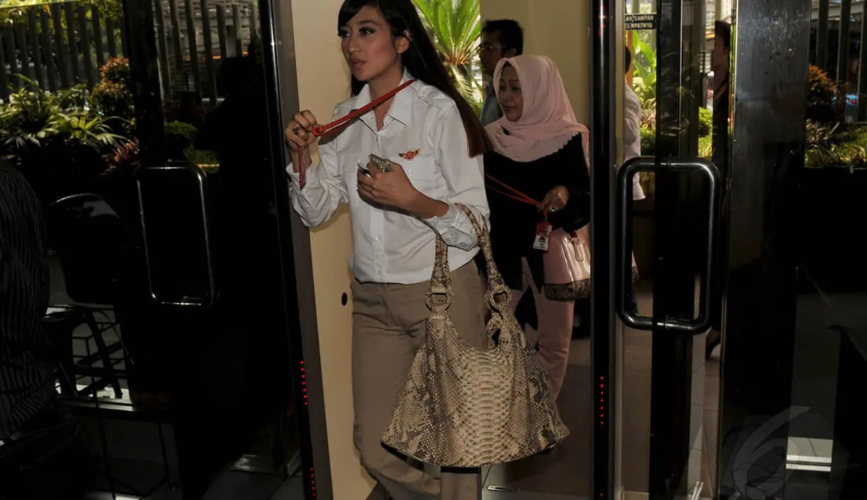 Kedatangan caleg Dapil Kepulauan Riau I itu ke DKPP karena merasa dicurangi KPU Kota Batam, Selasa (13/5/14). (Liputan6.com/Johan Tallo)