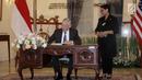 Menhan AS, Jim Mattis mengisi buku tamu di Kantor Kementerian Luar Negeri, Jakarta, Senin (22/1). Mattis juga akan bertemu Menteri Pertahanan RI Ryamizard Ryacudu dan Panglima TNI Marsekal TNI Hadi Tjahjanto. (Liputan6.com/Arya Manggala)