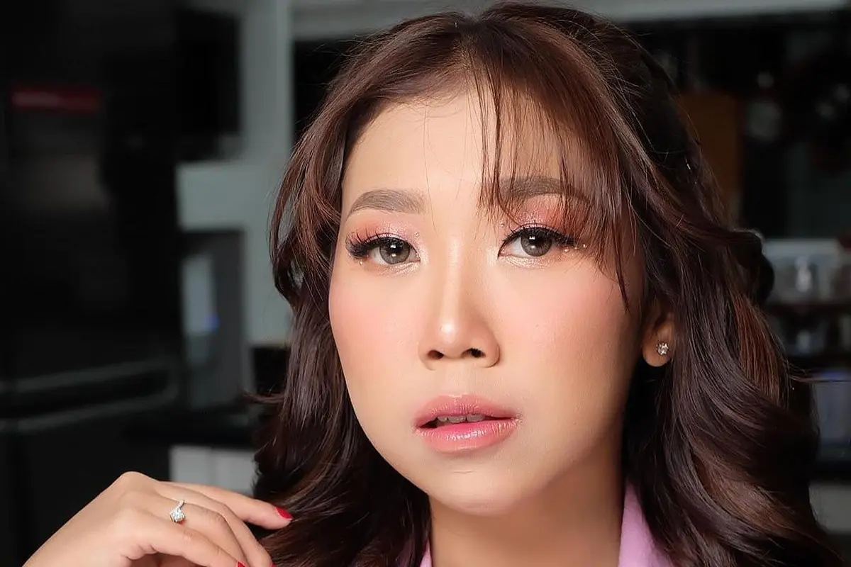 6 Potret Tampilan Kiky Saputri Bikin Pangling dengan Korean Makeup Look