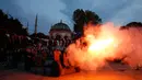 Meriam ditembakkan sebagai penanda waktunya berbuka puasa di Sultanahmet Square, Istanbul, 27 Mei 2017. Selama Ramadan, umat Muslim di Turki dan dunia, melaksanakan puasa mulai dari terbit matahari sampai matahari terbenam. (AP Photo/Lefteris Pitarakis)