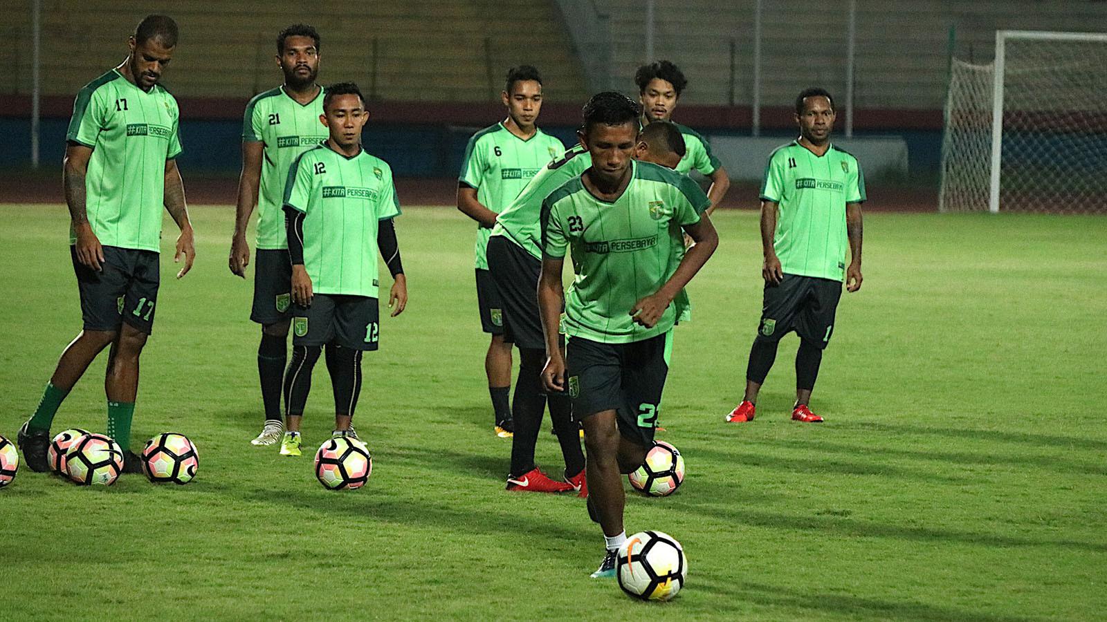 Persebaya saat sesi latihan. (Bola.com/Aditya Wany)