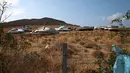 Sejumlah perahu yang digunakan oleh para imigran dan pencari suaka di tempat pembuangan sampah di Mithymna, pulau Lesbos, Rabu (5/10). Para imigran mendarat di Yunani untuk mencari kehidupan baru di Eropa. (REUTERS/Alkis Konstantinidis)