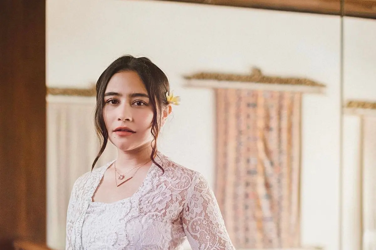 Prilly Latuconsina 2
