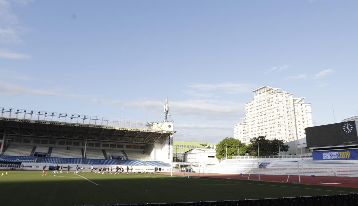 Suasana dari Stadion Rizal Memorial di Manila, Senin (25/11). Lokasi ini akan menjadi venue cabang sepak bola SEA Games 2019. (Bola.com/M Iqbal Ichsan)