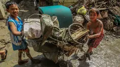 Anak-anak mengumpulkan barang-barang mereka dari endapan lumpur dan sampah beberapa hari setelah bencana banjir yang dipicu oleh Topan Vamco di Marikina City, Filipina, pada 19 November 2020. Dunia merayakan Hari Anak Sedunia tahun ini pada Jumat (20/11). (Xinhua/Rouelle Umali)