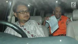 Deputi IV Kemenpora, Mulyana memasuki mobil tahanan seusai menjalani pemeriksaan di gedung KPK, Kamis (20/12). KPK resmi menahan Mulyana setelah terjaring operasi tangkap tangan terkait suap dana hibah dari Kemenpora ke KONI. (Merdeka.com/Dwi Narwoko)