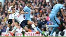 Bek Manchester City, Martin Demichelis (kedua kanan) berusaha melewati gelandang Erik Lamela pada Laga Liga Premier Inggris di Stadion White Hart Lane, Inggris, Minggu (3/5/2015). Manchester City menang 1-0 atas Tottenham Hotspur. (Reuters/Paul Childs)