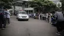 Suasana pelepasan salah satu tenaga kesehatan yang meninggal akibat terpapar COVID-19 di RSDC Wisma Atlet, Jakarta, Rabu (23/2/2022). Pelepasan jenazah Tiur Octavia yang meninggal setelah dirawat di RS Persahabatan dihadiri ratusan rekan tenaga kesehatan RSDC. (Liputan6.com/Faizal Fanani)