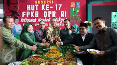 Suasana HUT ke-17 Fraksi PKB DPR di Komplek Parlemen, Senayan, Jakarta, Rabu (12/10). Dalam acara tersebut dihadiri oleh ketua umum PKB Muhaimin Iskandar dan beberapa pejabat negara. (Liputan6.com/Johan Tallo)