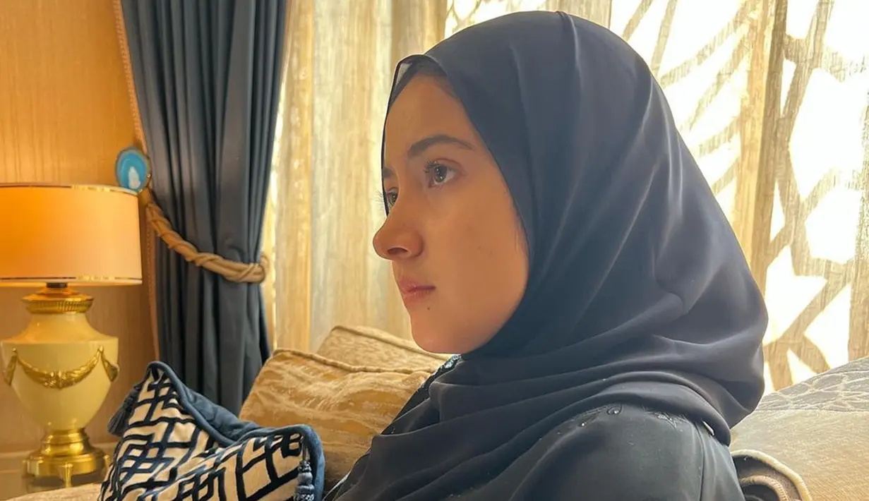 Perempuan berusia 19 tahun itu juga memamerkan potretnya saat memakai hijab hitam. Dalam potret yang dibagikan, Bulan tampak difoto dari samping saat sedang duduk. Ia juga memakai pakaian panjang dengan warna senada. Paras ayunya pun dipuji semakin manis oleh warganet. (Liputan6.com/IG/@bulansutena)