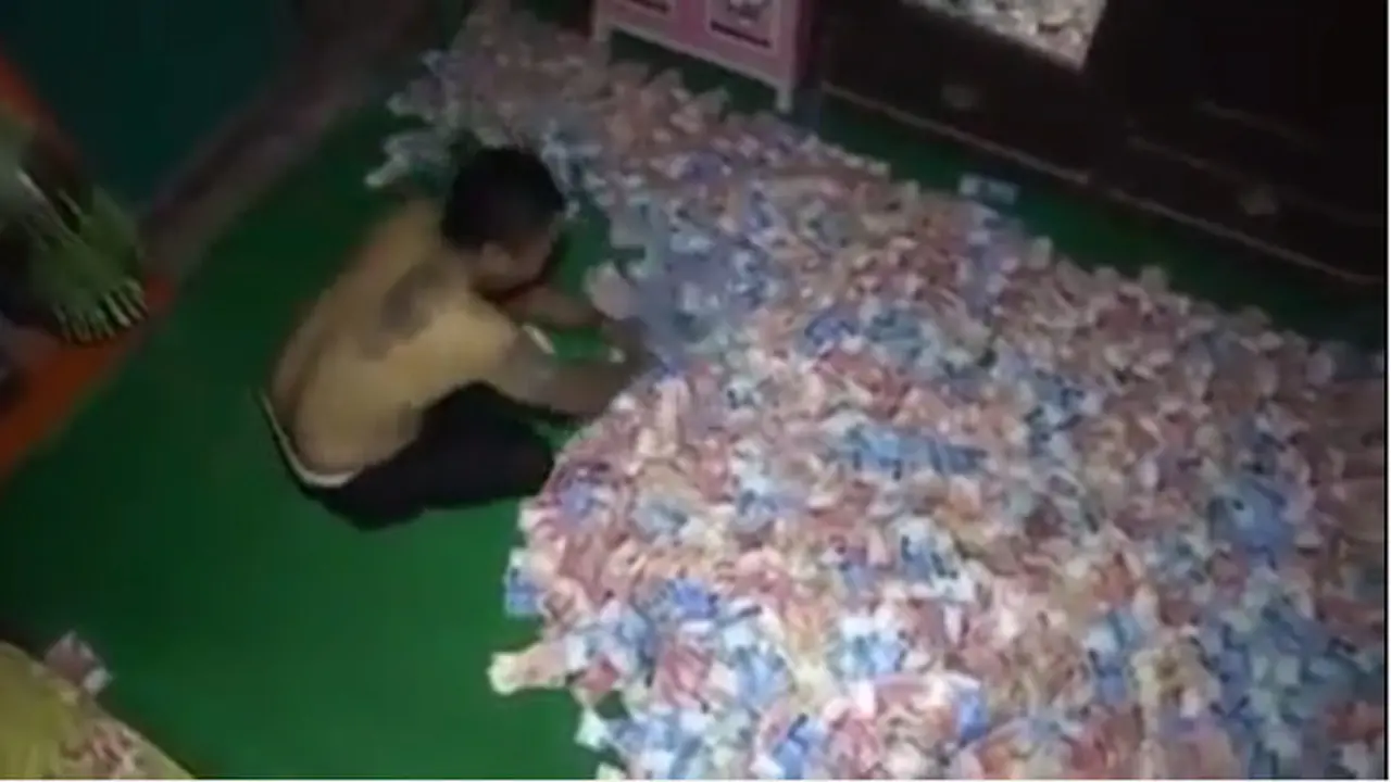 Viral, Video Diduga Kades di MoJokerto Tidur dengan Lautan Uang