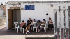 Warga makan siang di luar lingkungan tempat perlindungan bom atau shelter di Ashkelon, Israel, Selasa (31/10/2023). Warga Israel memanfaatkan tempat perlindungan darurat di rumah dan ruang publik ketika perang antara Israel dan kelompok militan Hamas meningkat. (AP Photo/Bernat Armangue)