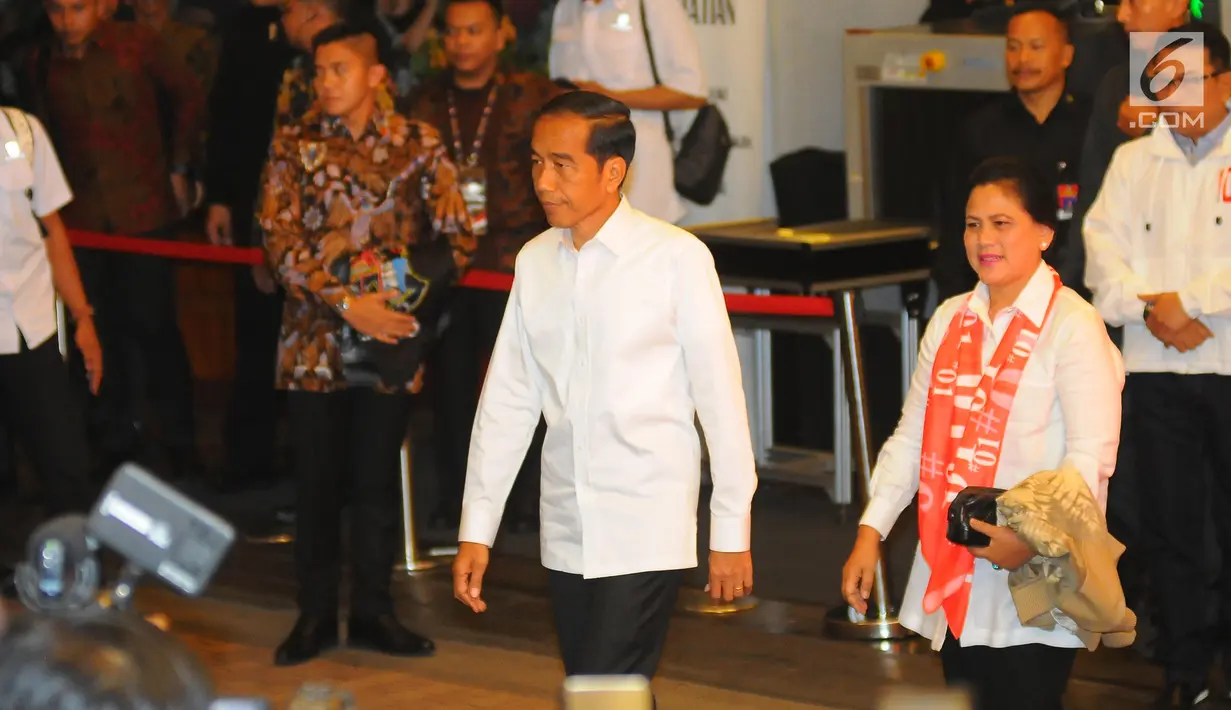 Capres 01 Joko Widodo atau Jokowi beserta istri Iriana Jokowi tiba di lokasi debat keempat Pilpres 2019 di Hotel Shangri-La, Jakarta, Sabtu (30/3). Debat dimoderatori Retno Pinasti dan Zulfikar Naghi. (Liputan6.com/AnggaYuniar)