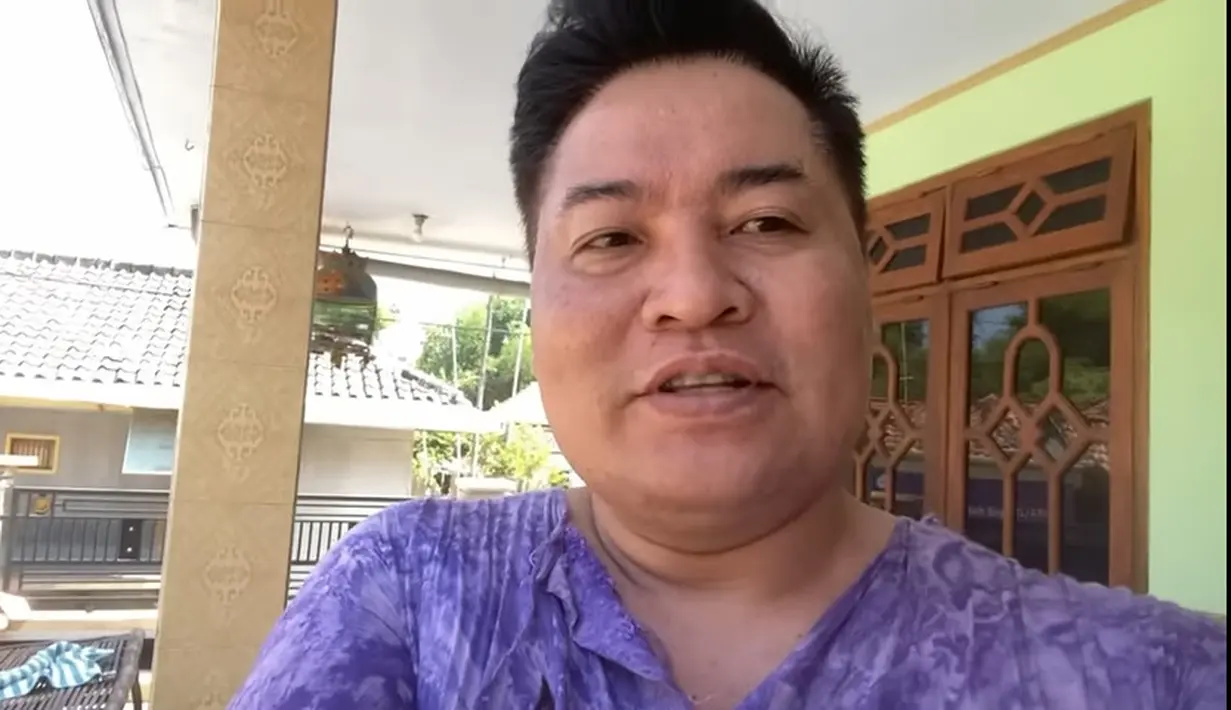 Merry merayakan lebaran haji di kampung halaman. Bangun tidur, pria yang mendampingi Raffi Ahmad sejak awal  karier itu membantu sang ibu yang memisahkan biji kacang hijau. [Youtube/MERRY RAFFI AHMAD]