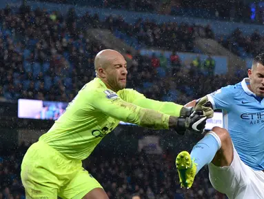 Pemain Manchester City, Sergio Aguero (kanan) melakukan tembakan saat dihadang kiper Everton Tim Howard pada lanjutan Liga Premier Inggris di Stadion Etihad, Manchester, Kamis (14/1/2016) dini hari WIB. (AFP Photo/Oli Scarff)