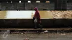 Warga melintasi jembatan di kolong jalan layang Kalibata Jakarta, Kamis (19/11/2015). Pemerintah Provinsi DKI Jakarta segera melakukan pembongkaran jembatan Kalibata untuk mengatasi banjir akibat penumpukan sampah. (Liputan6.com/Helmi Fithriansyah)