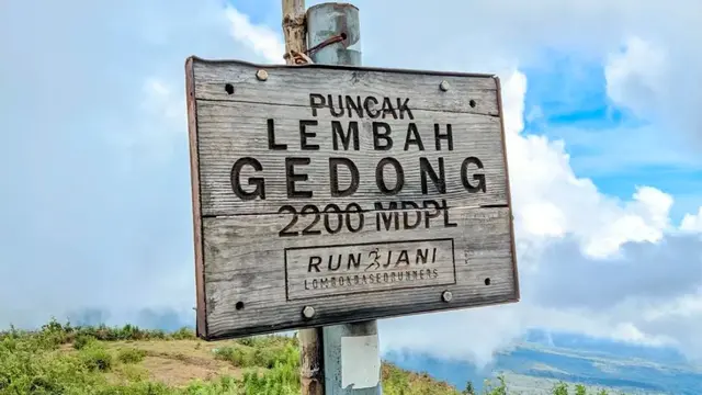 Puncak Lembah Gedong dekat Gunung Rinjani https://www.instagram.com/p/C6v99B4rLEQ/?igsh=MTF2OTg5bDkzNGx1Zg==